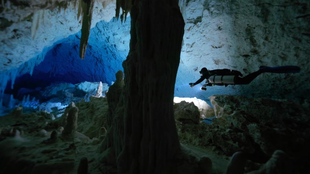 Alt forCaveelchicho-diving-cavediving-cave.jpg