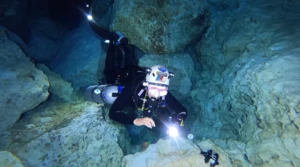 Cave diving sidemount