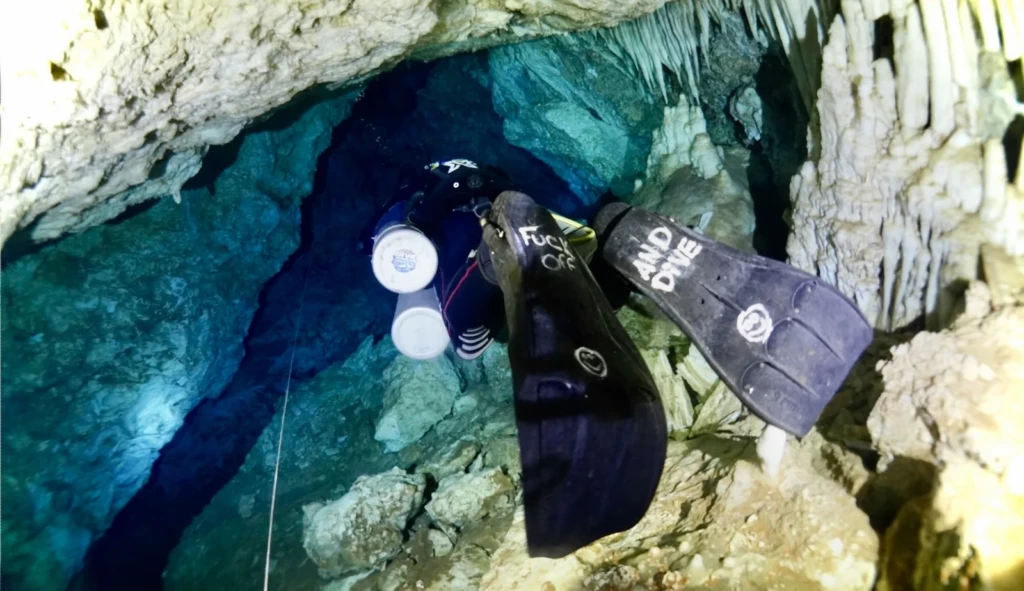 Cave diving sidemount